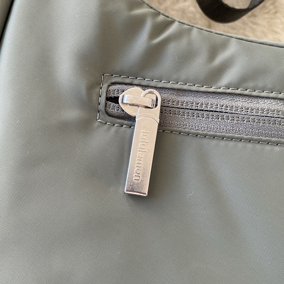 ❤️ Lululemon Mini Shoulder Bag 4L Grey Sage NWT - Picture 8 of 16